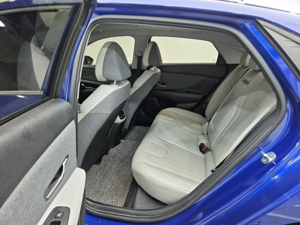 HYUNDAI Avante - Vista 12