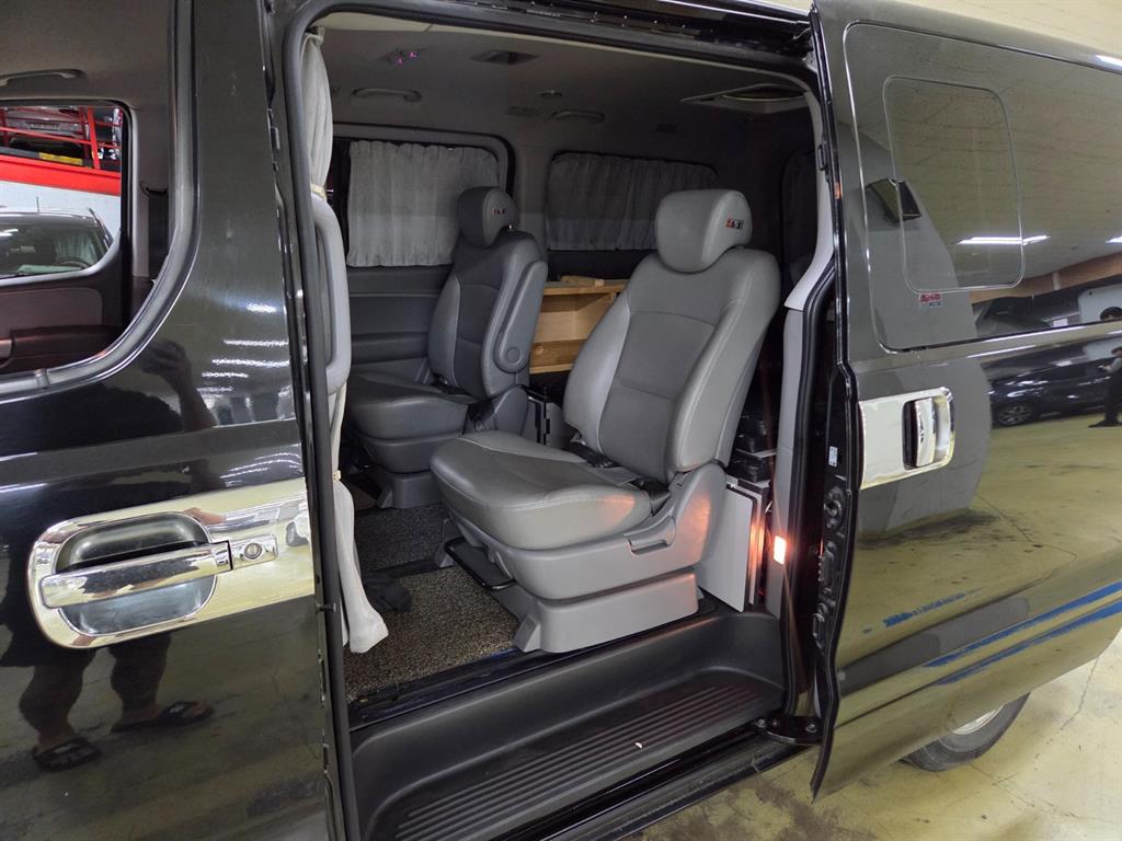 HYUNDAI Starex - Vista 7