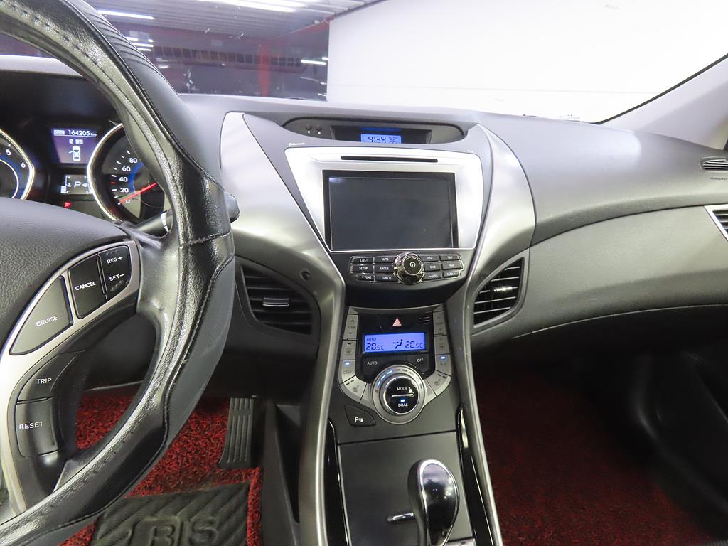 HYUNDAI Avante - Vista 10