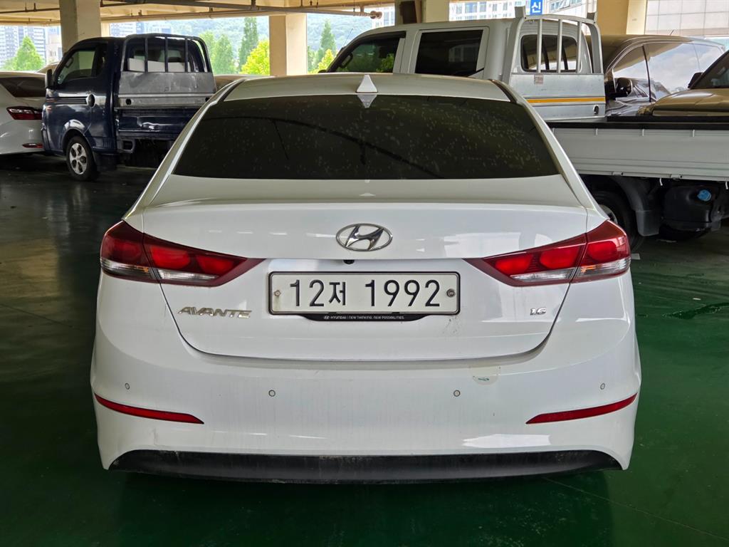 HYUNDAI Avante - Vista 4
