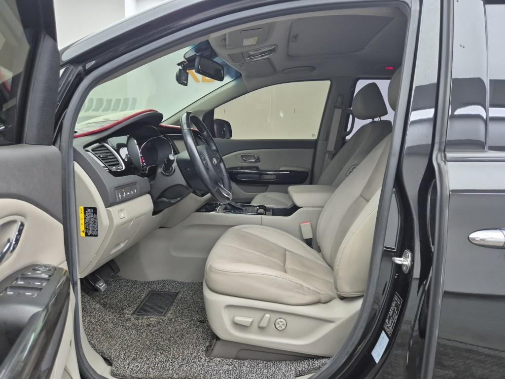KIA Carnival - Vista 11
