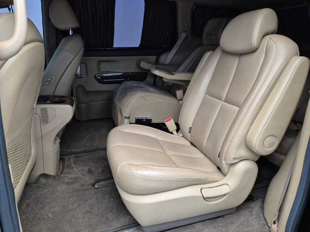 KIA Carnival - Vista 12