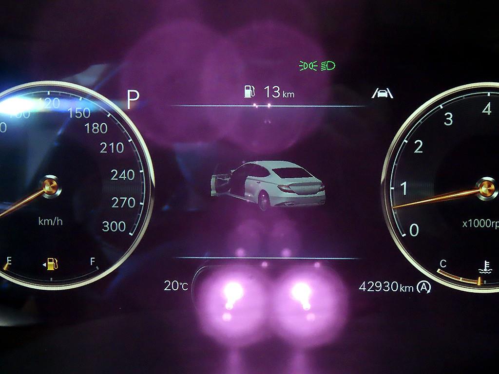 Genesis G70 - Vista 9