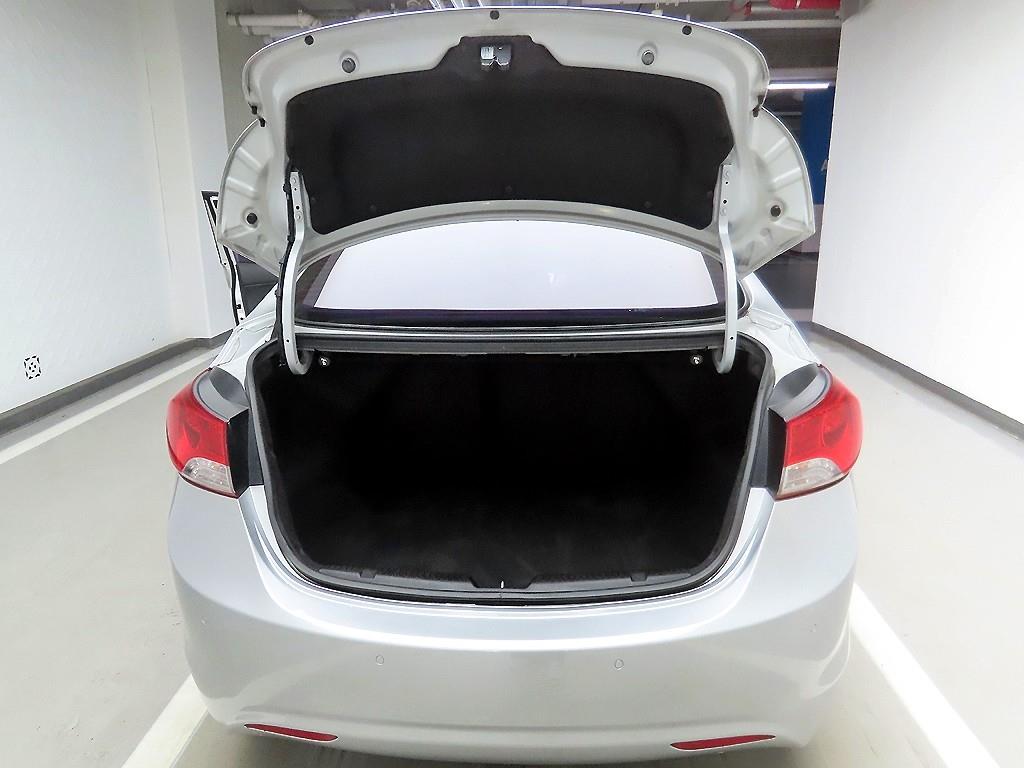 HYUNDAI Avante - Vista 5