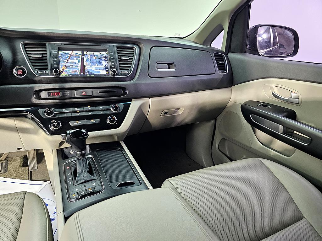 KIA Carnival - Vista 10