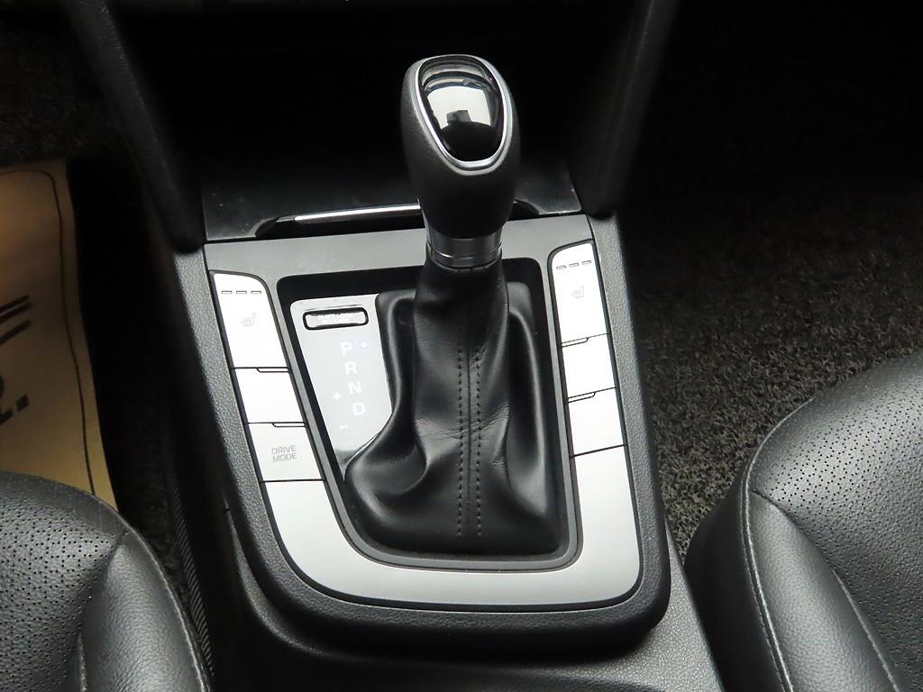 HYUNDAI Avante - Vista 10