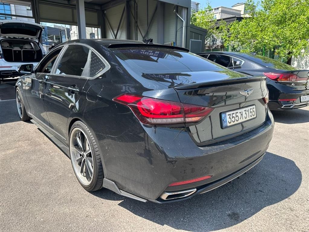 HYUNDAI Genesis - Vista 4