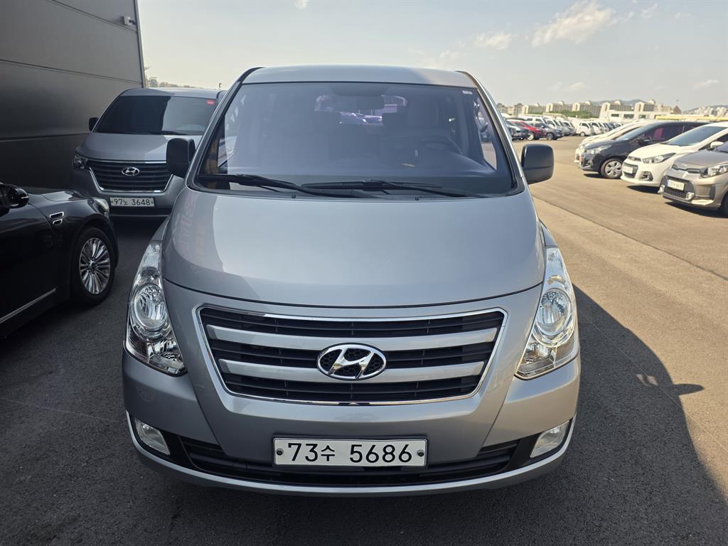 HYUNDAI Starex - Vista 3