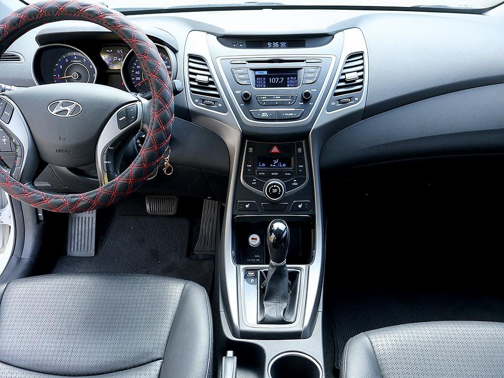 HYUNDAI Avante - Vista 9