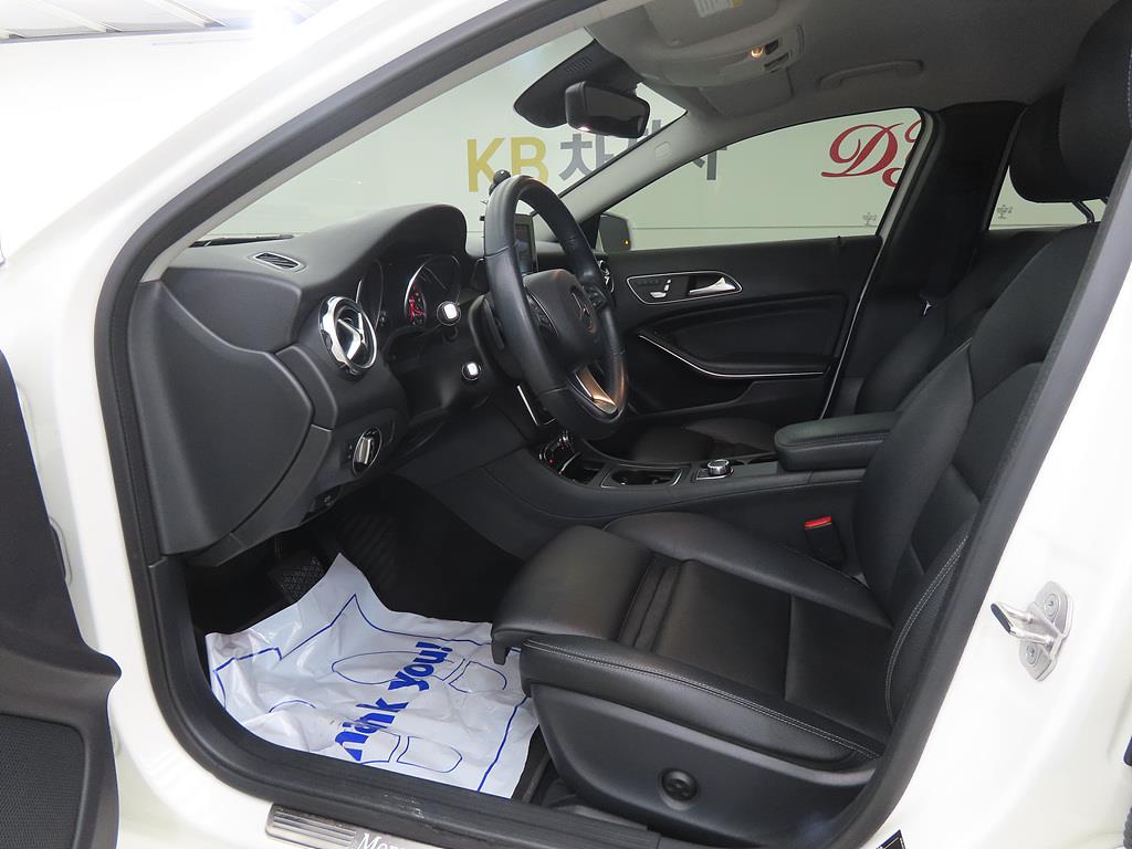 Mercedes Benz GLA Class - Vista 5