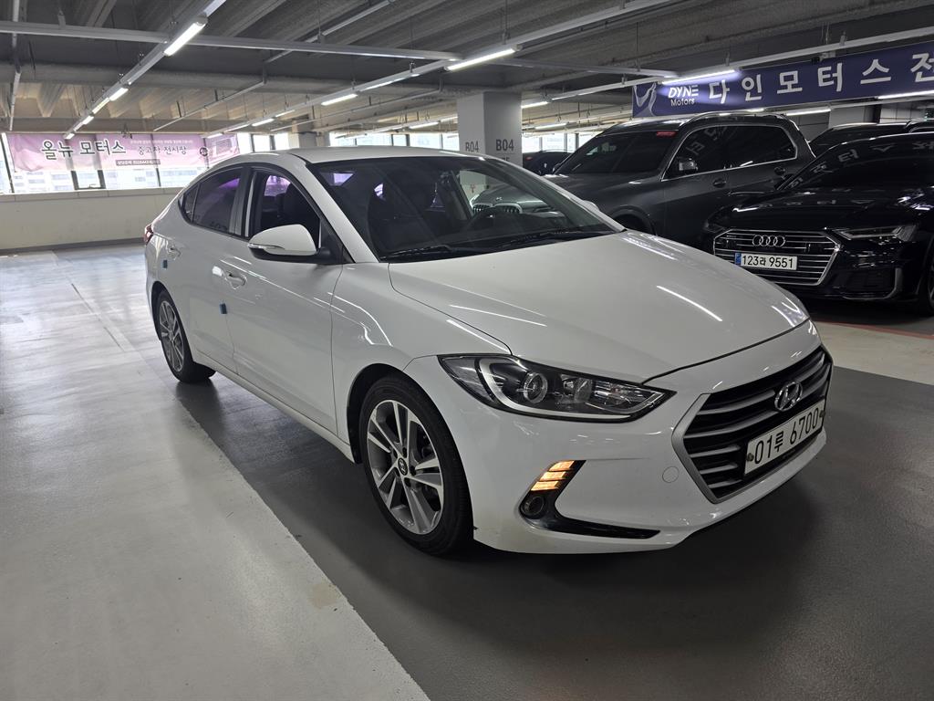 HYUNDAI Avante - Vista 3