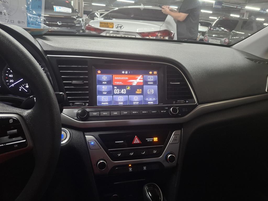 HYUNDAI Avante - Vista 6