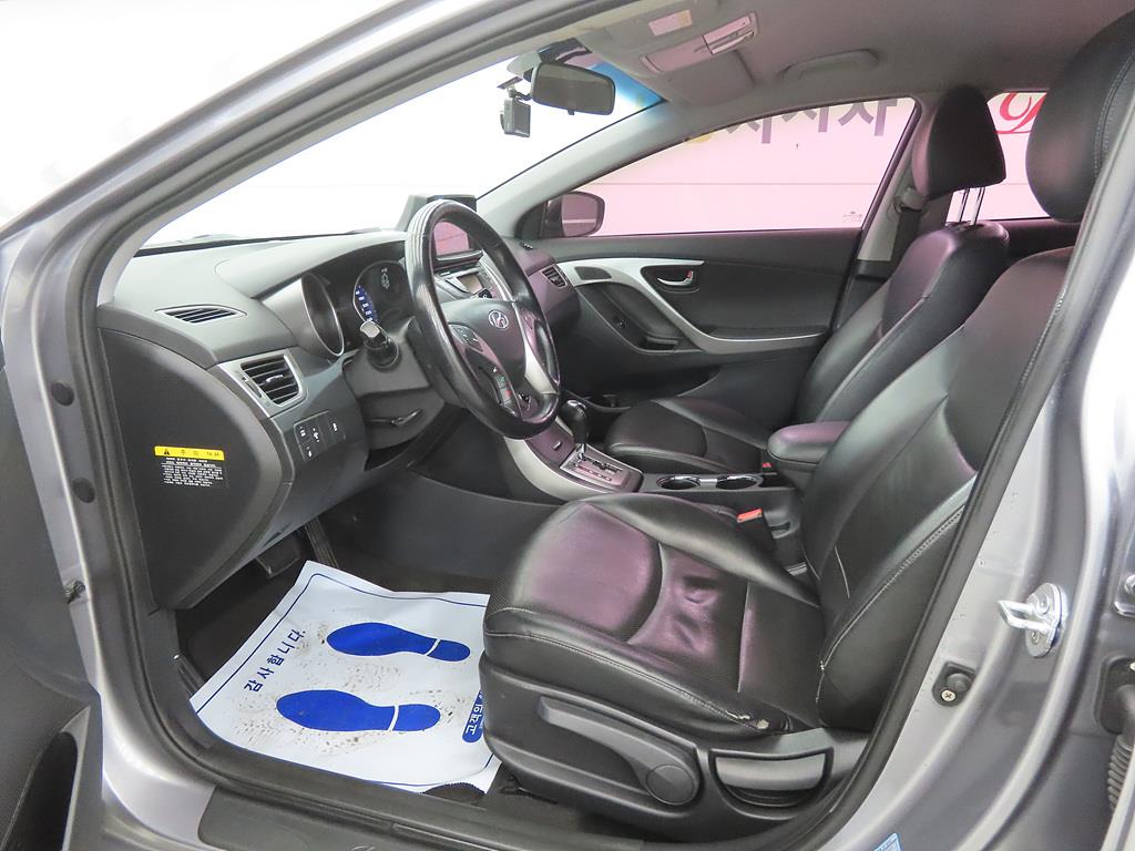 HYUNDAI Avante - Vista 5
