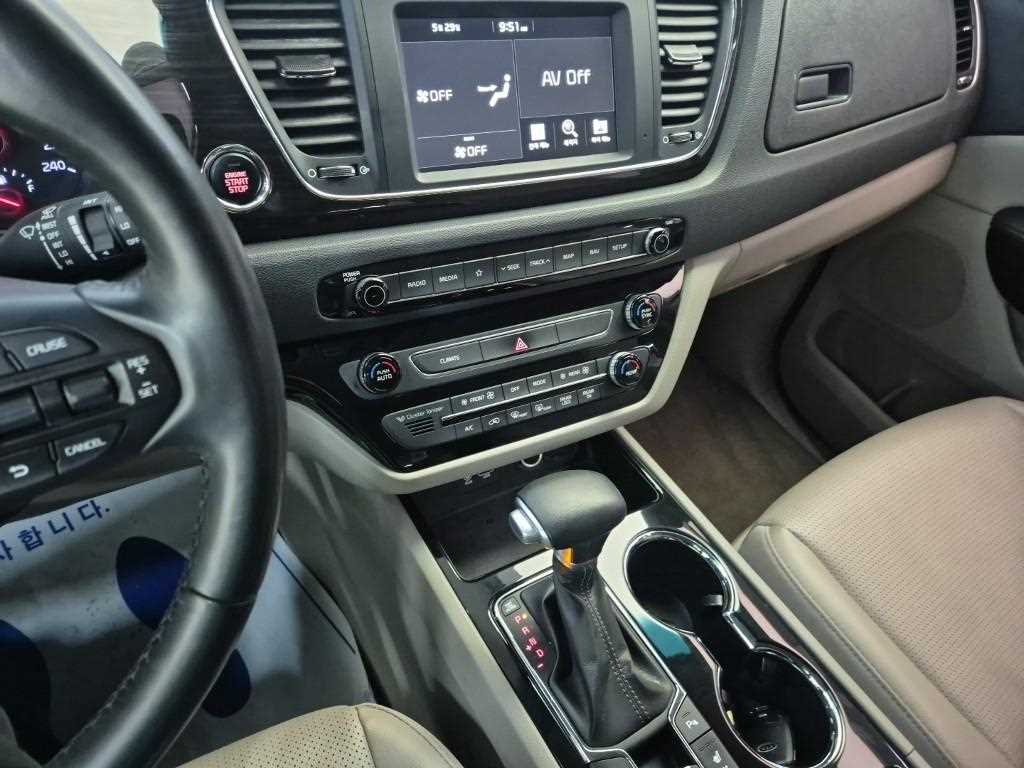 KIA Carnival - Vista 10