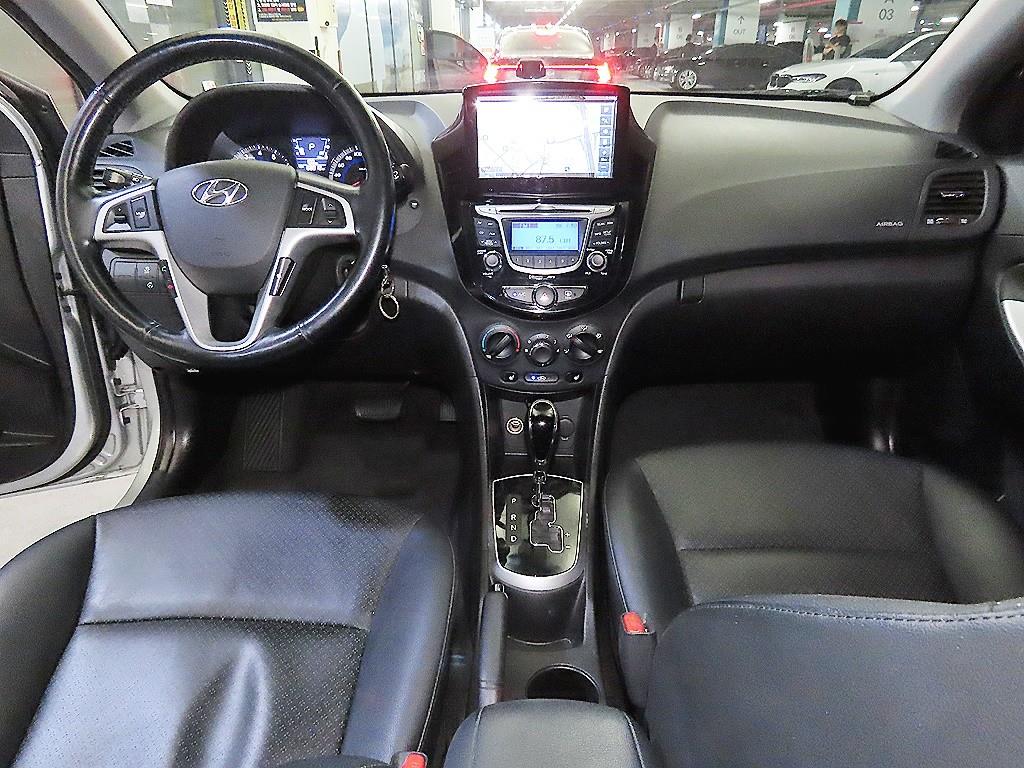 HYUNDAI Accent - Vista 10