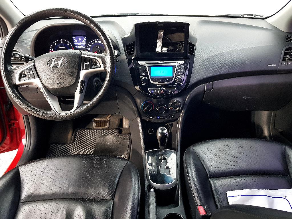 HYUNDAI Accent - Vista 5