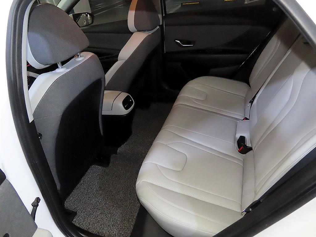 HYUNDAI Avante - Vista 7