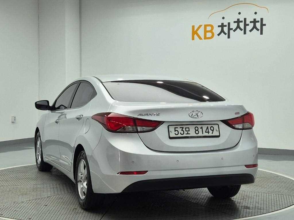 HYUNDAI Avante - Vista 2