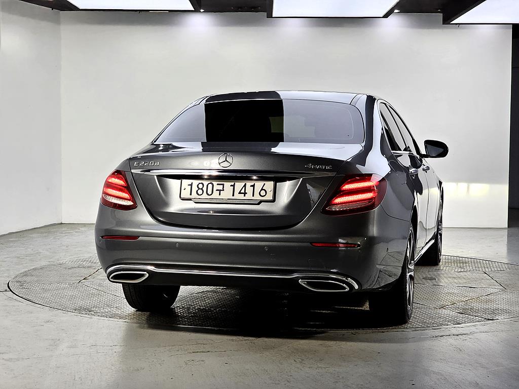 Mercedes Benz E class - Vista 3