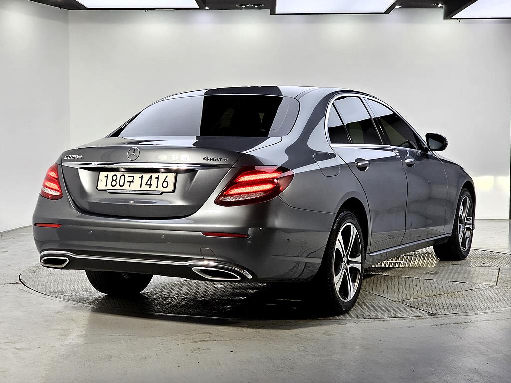 Mercedes Benz E class - Vista 4