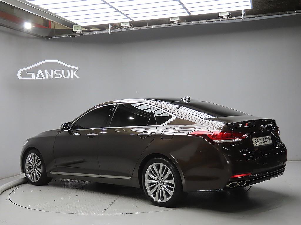 HYUNDAI Genesis - Vista 5