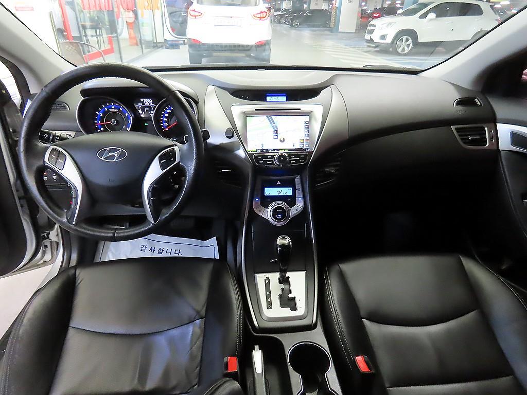 HYUNDAI Avante - Vista 10