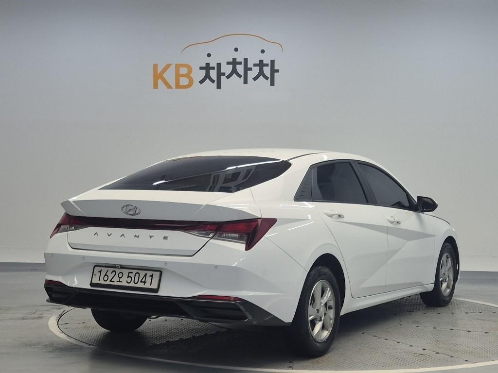 HYUNDAI Avante - Vista 3