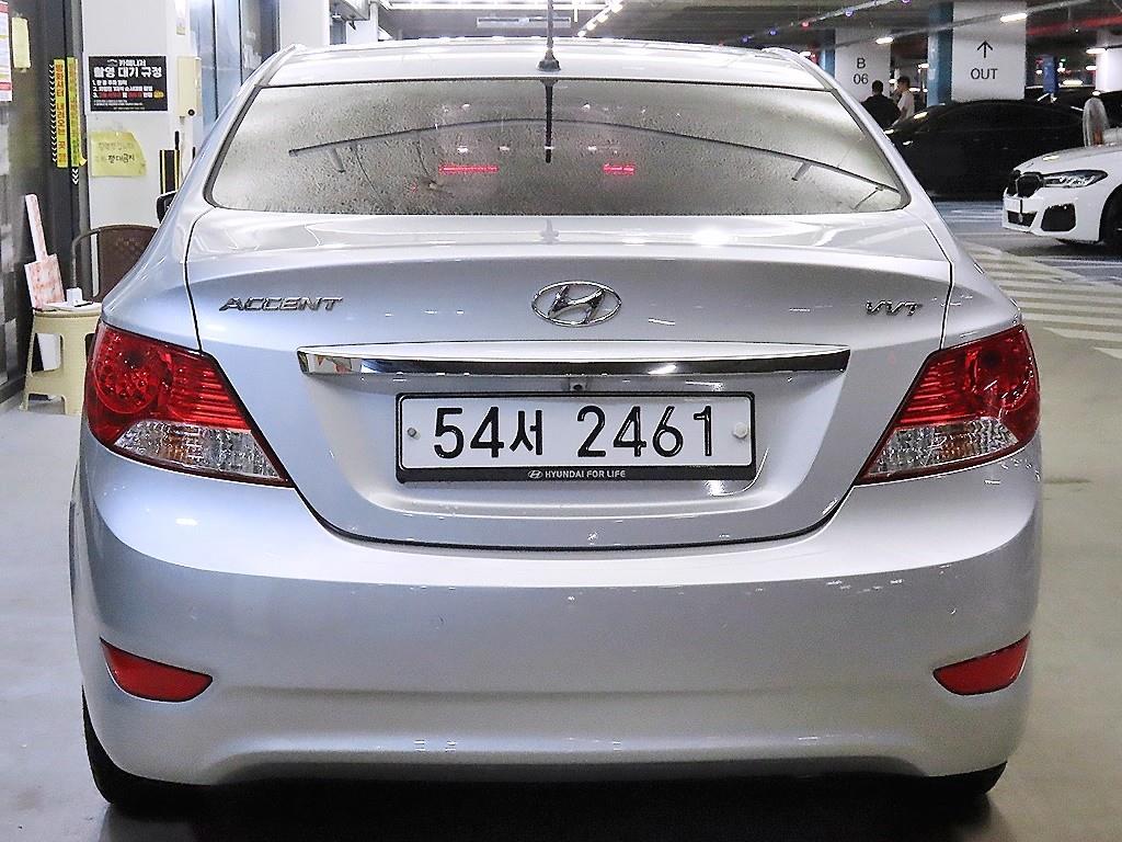 HYUNDAI Accent - Vista 5