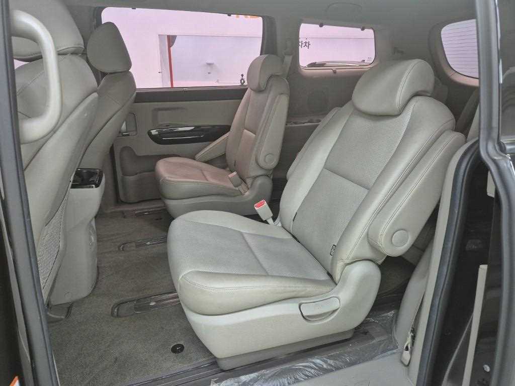 KIA Carnival - Vista 12
