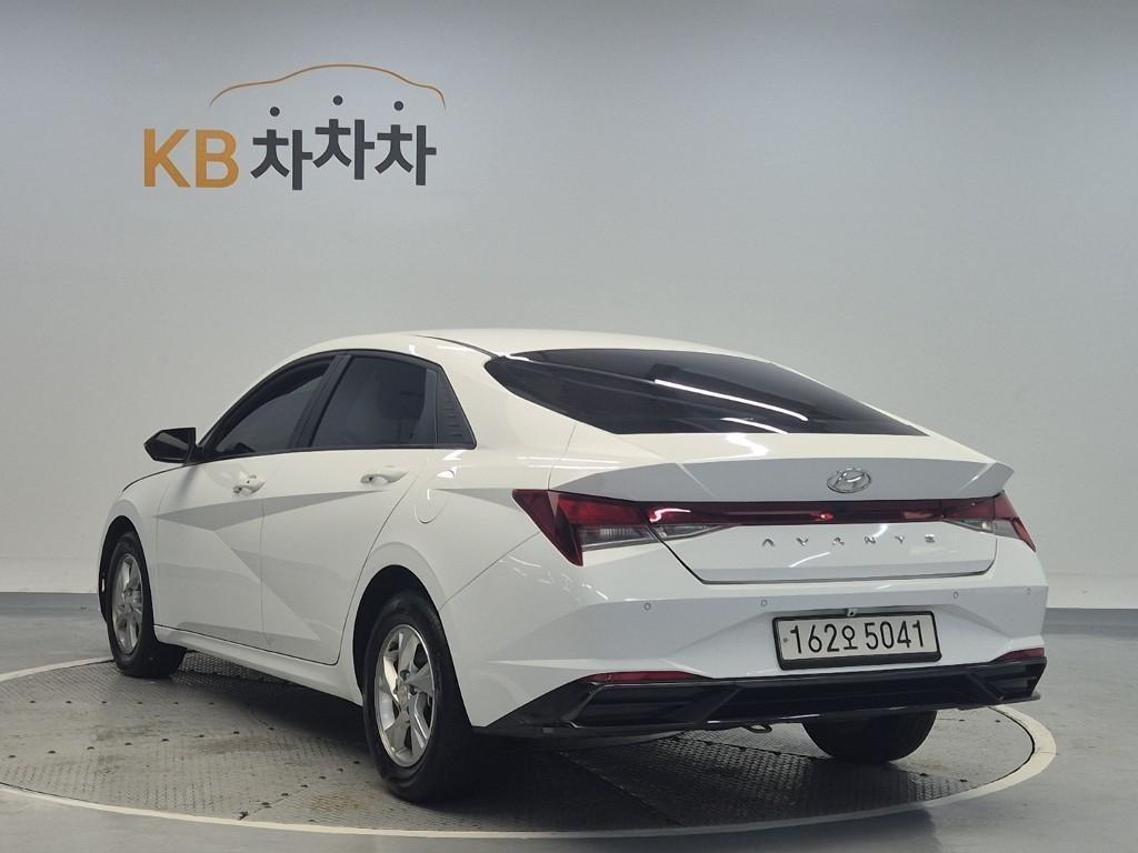 HYUNDAI Avante - Vista 2
