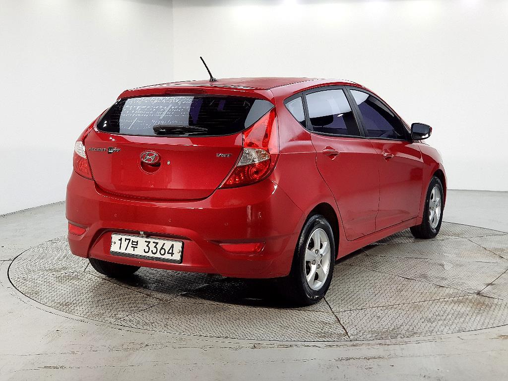 HYUNDAI Accent - Vista 4