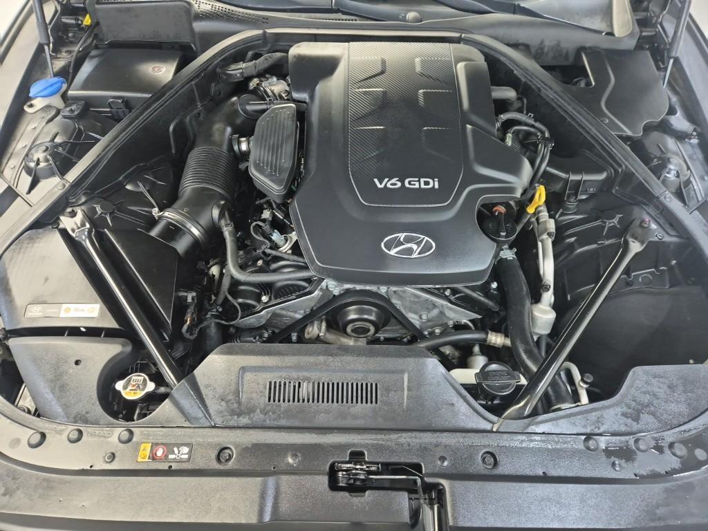 HYUNDAI Genesis - Vista 5