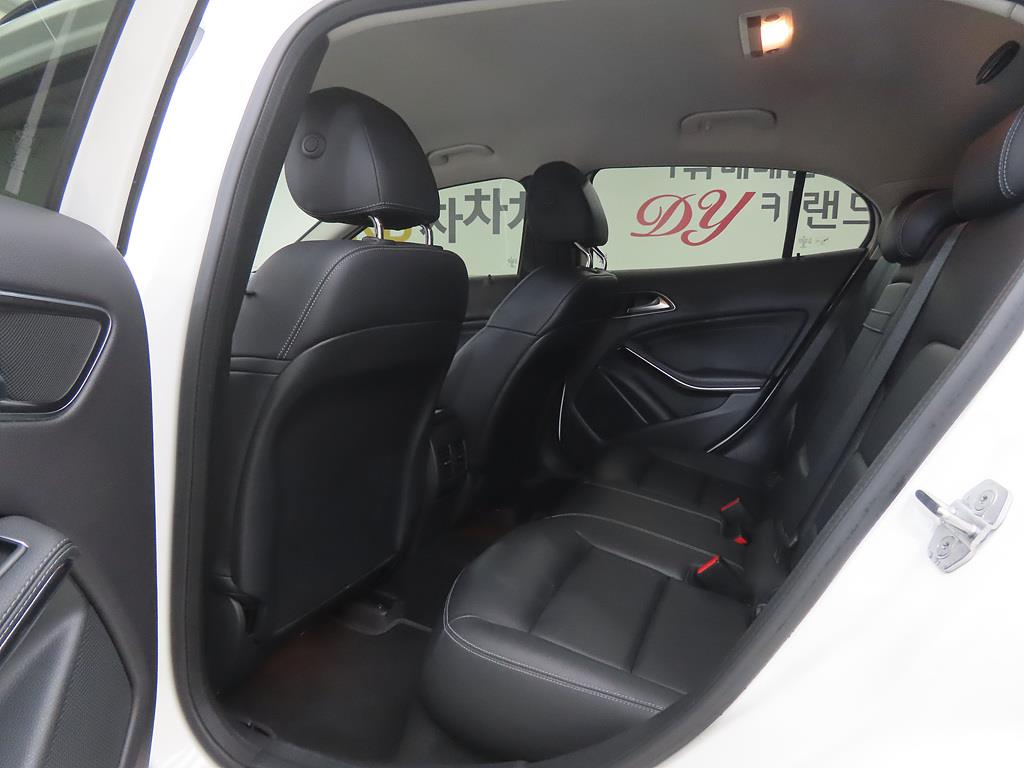 Mercedes Benz GLA Class - Vista 6