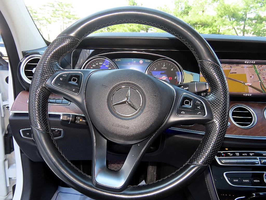 Mercedes Benz E class - Vista 8