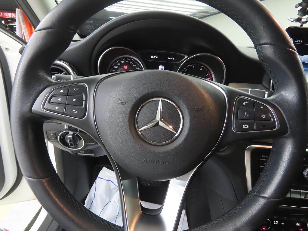 Mercedes Benz GLA Class - Vista 8
