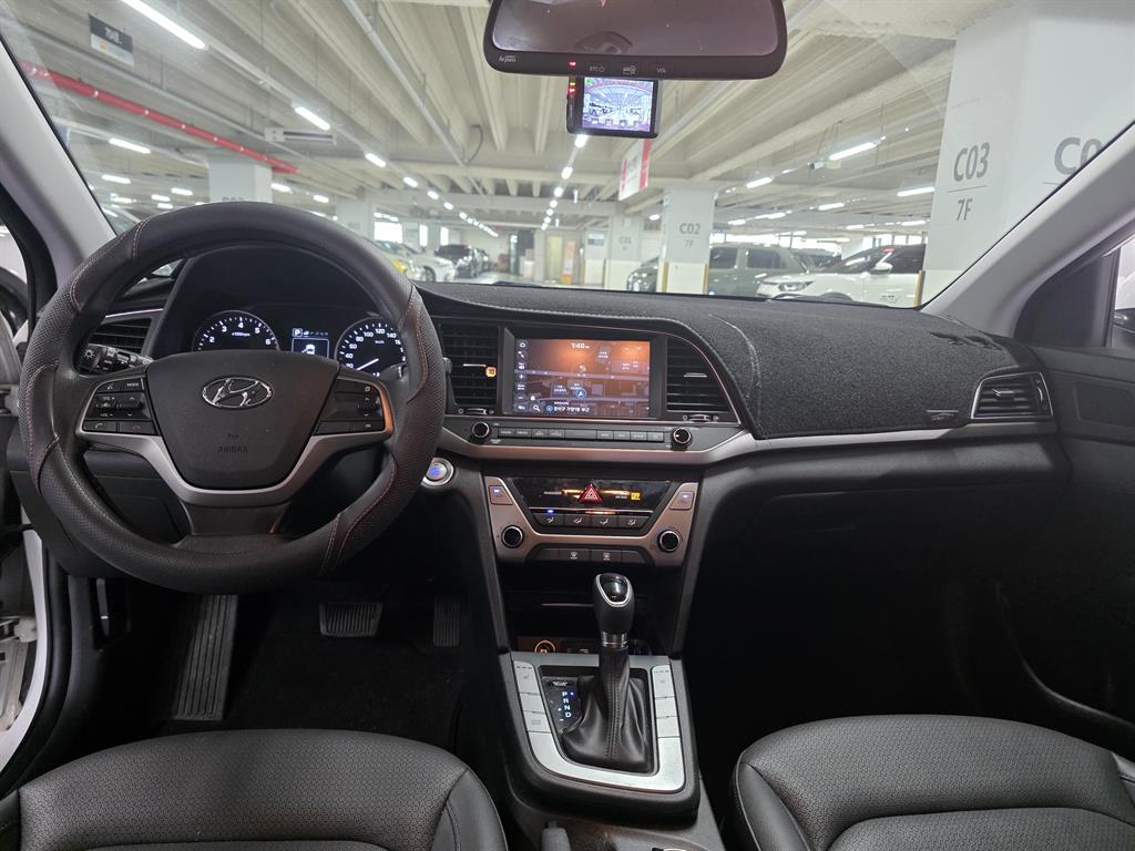 HYUNDAI Avante - Vista 7