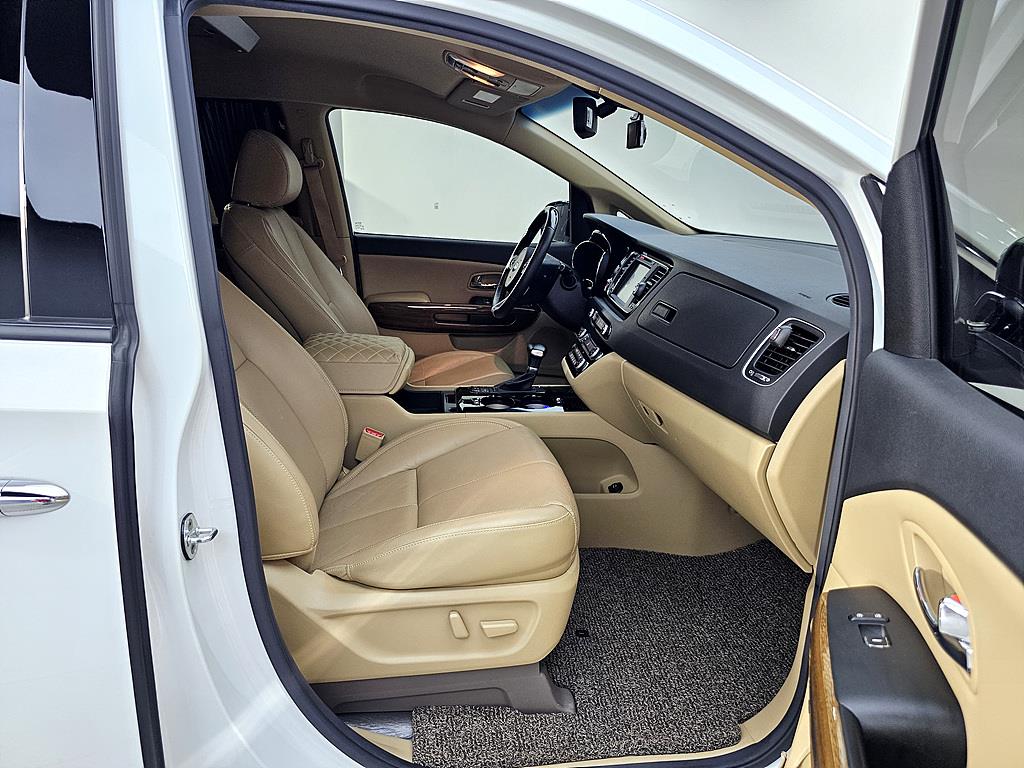 KIA Carnival - Vista 11