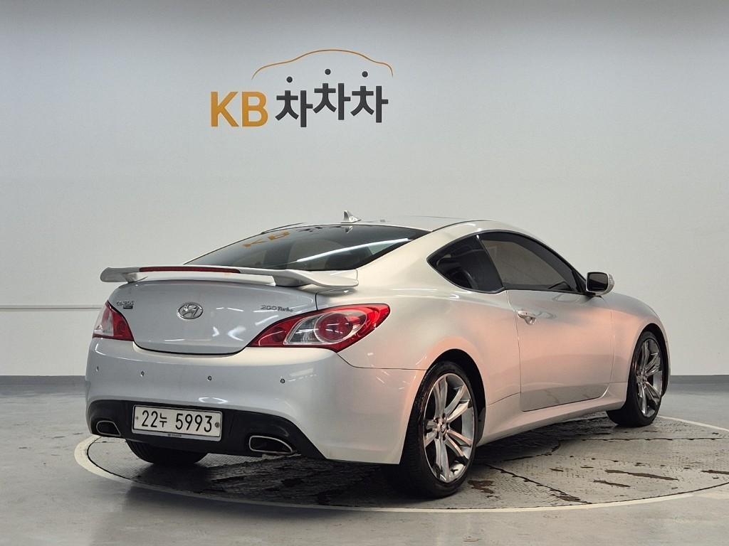HYUNDAI Genesis - Vista 3