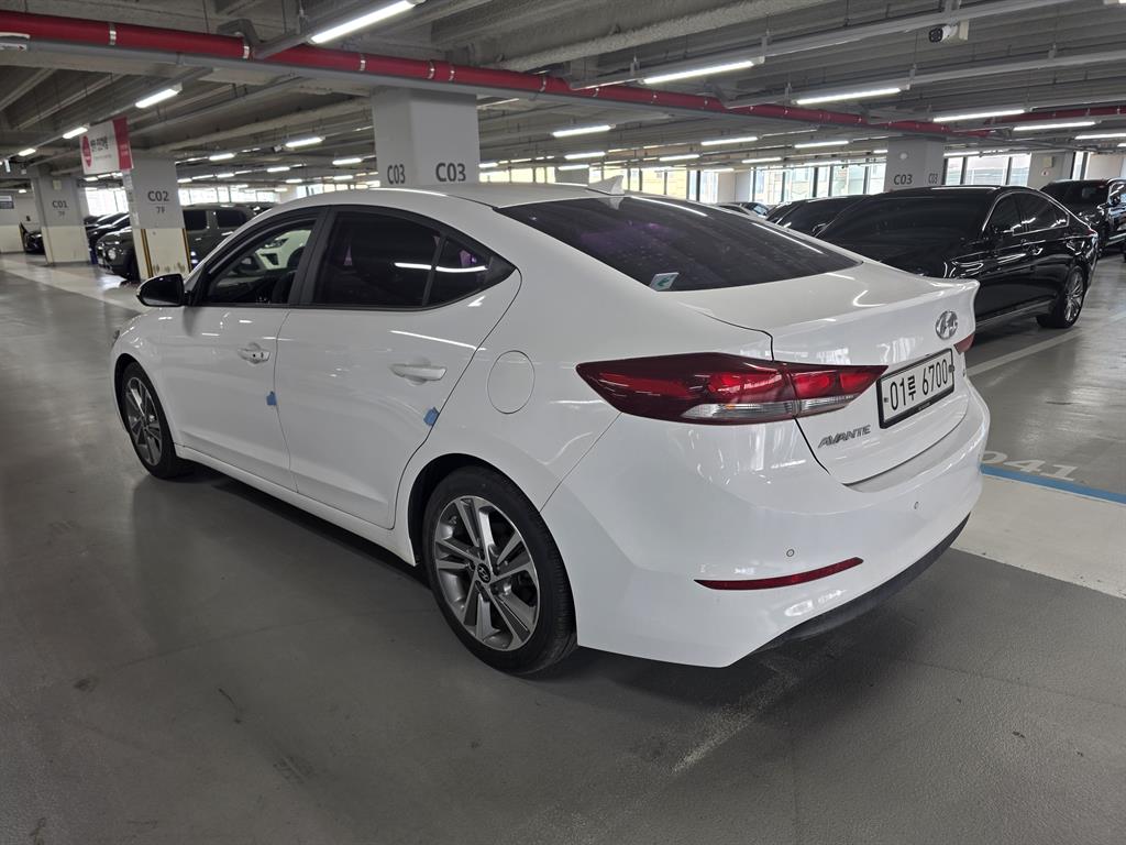 HYUNDAI Avante - Vista 5