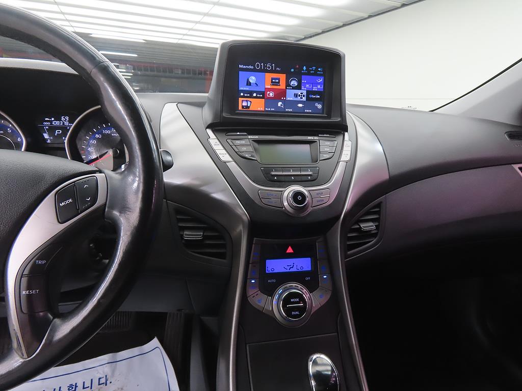 HYUNDAI Avante - Vista 10