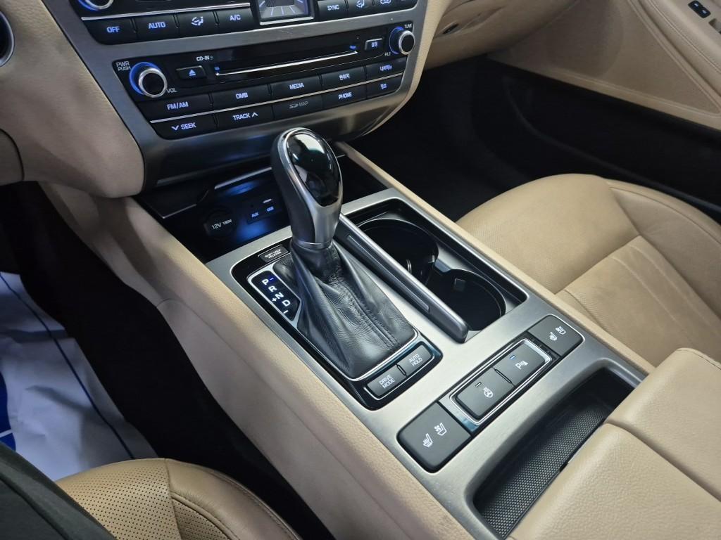 HYUNDAI Genesis - Vista 8