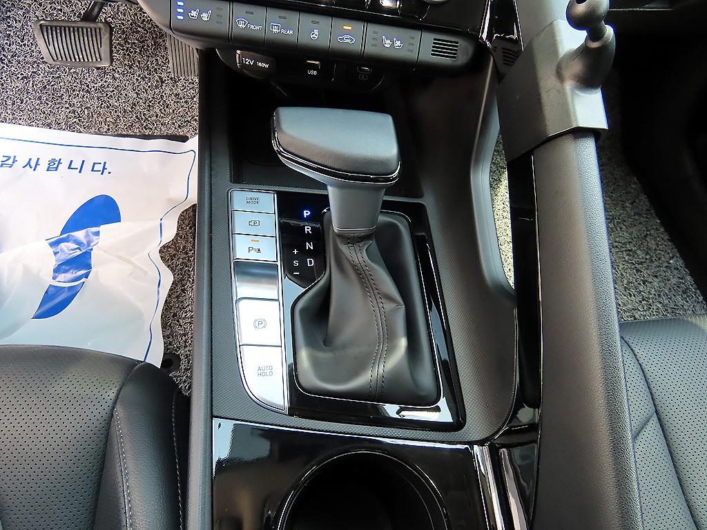 HYUNDAI Avante - Vista 10