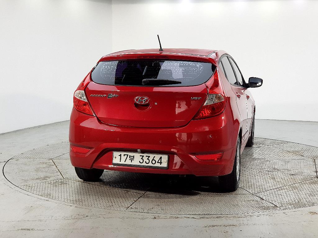 HYUNDAI Accent - Vista 3