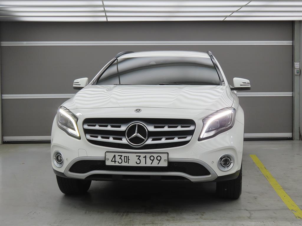 Mercedes Benz GLA Class - Vista 2