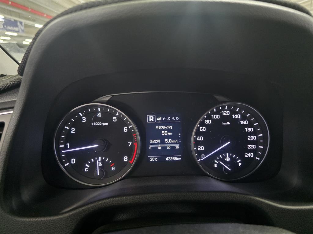 HYUNDAI Avante - Vista 10