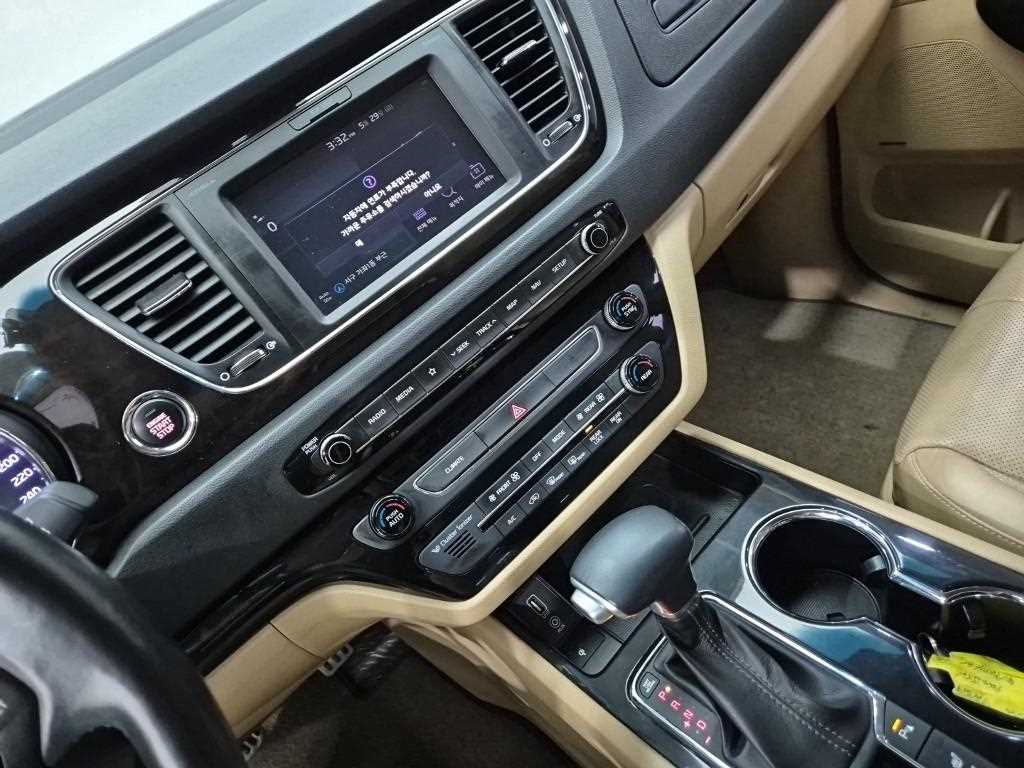 KIA Carnival - Vista 10
