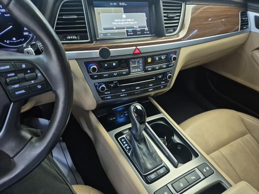 HYUNDAI Genesis - Vista 10