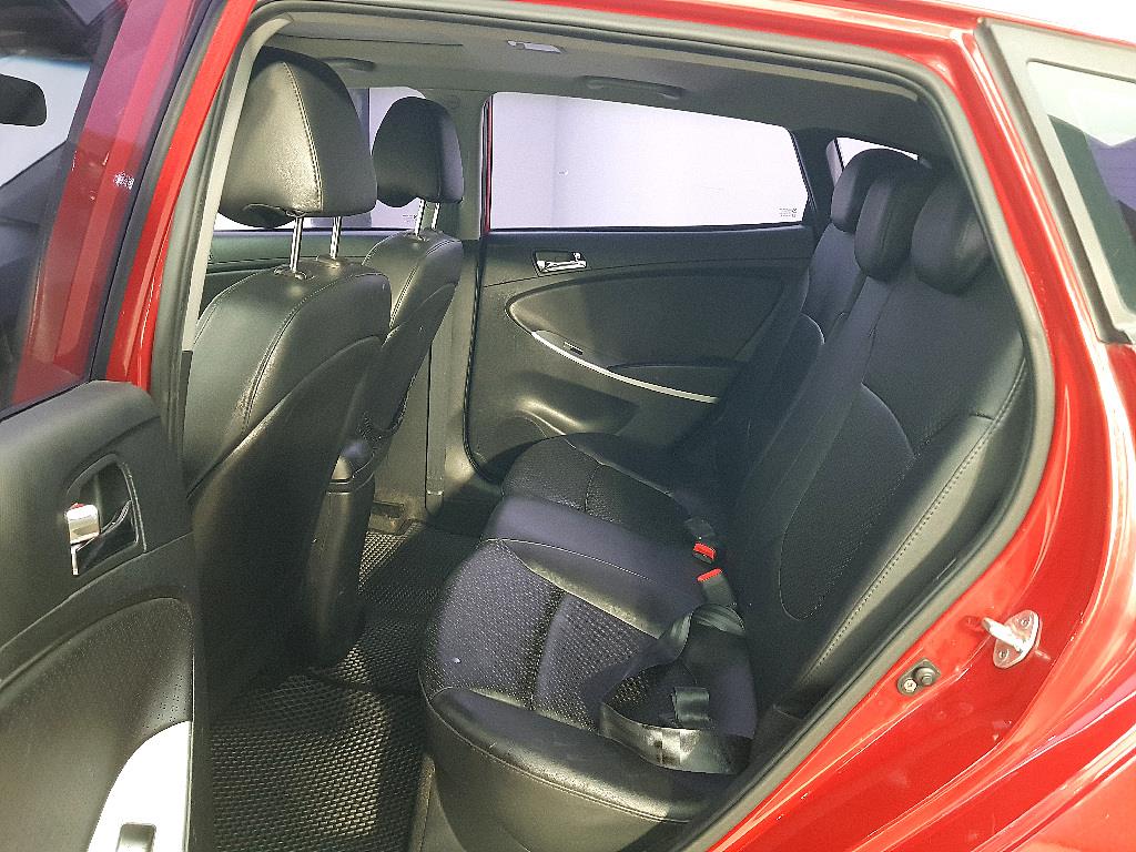 HYUNDAI Accent - Vista 9