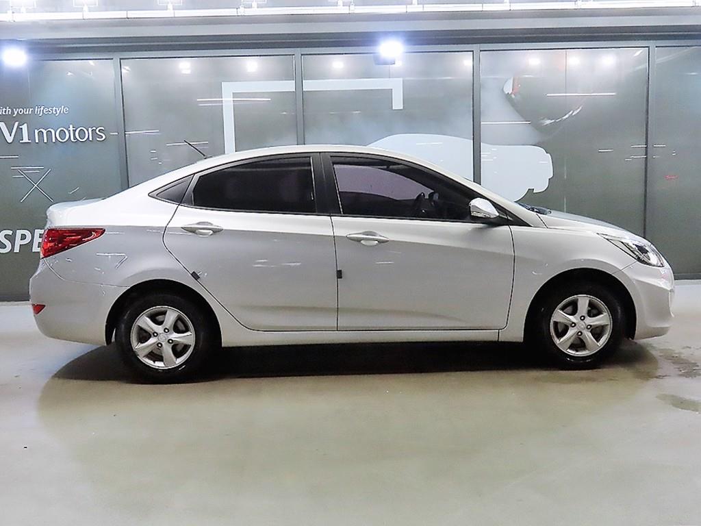 HYUNDAI Accent - Vista 3