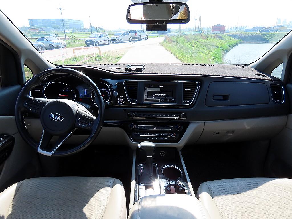 KIA Carnival - Vista 10